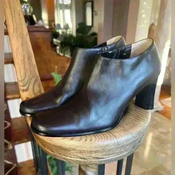 Details Leather Brown booties. NEW. 7.5. Excellent Condition. Zip sides 3” heel - Picture 8 of 14